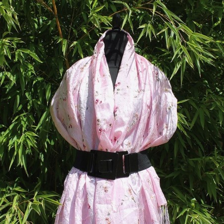 Foulard rose brodé de fleurs