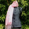 Foulard rose brodé de fleurs