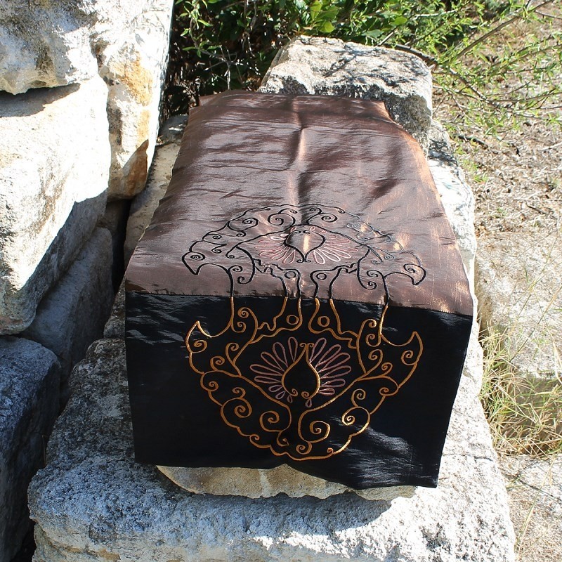 Chemin de table brodé marron 