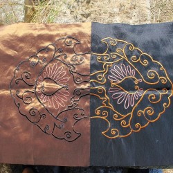 Chemin de table brodé marron 