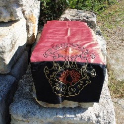 Chemin de table brodé marron 