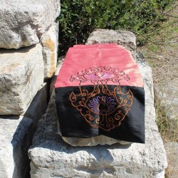 Chemin de table brodé orange et violet