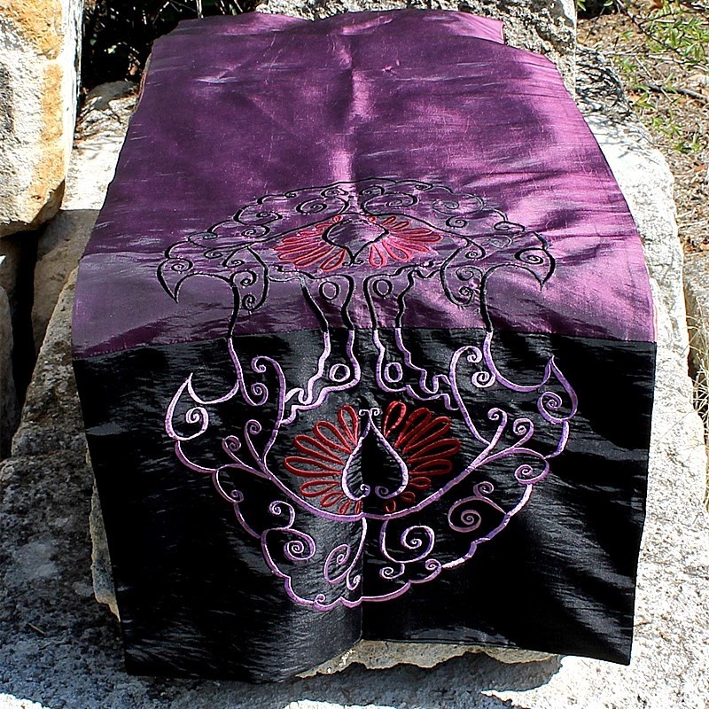 Chemin de table brodé orange et violet