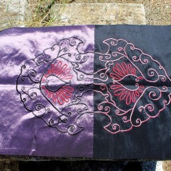 Chemin de table brodé orange et violet