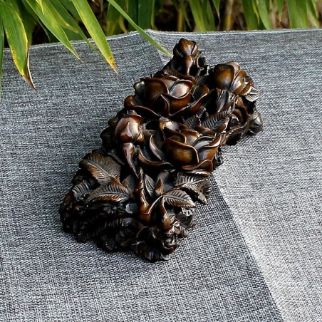 Boîte décorée de roses en relief