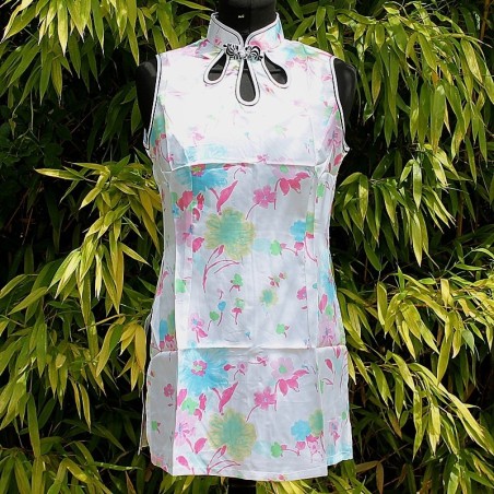 Robe d\'été blanche et fleurs pastels