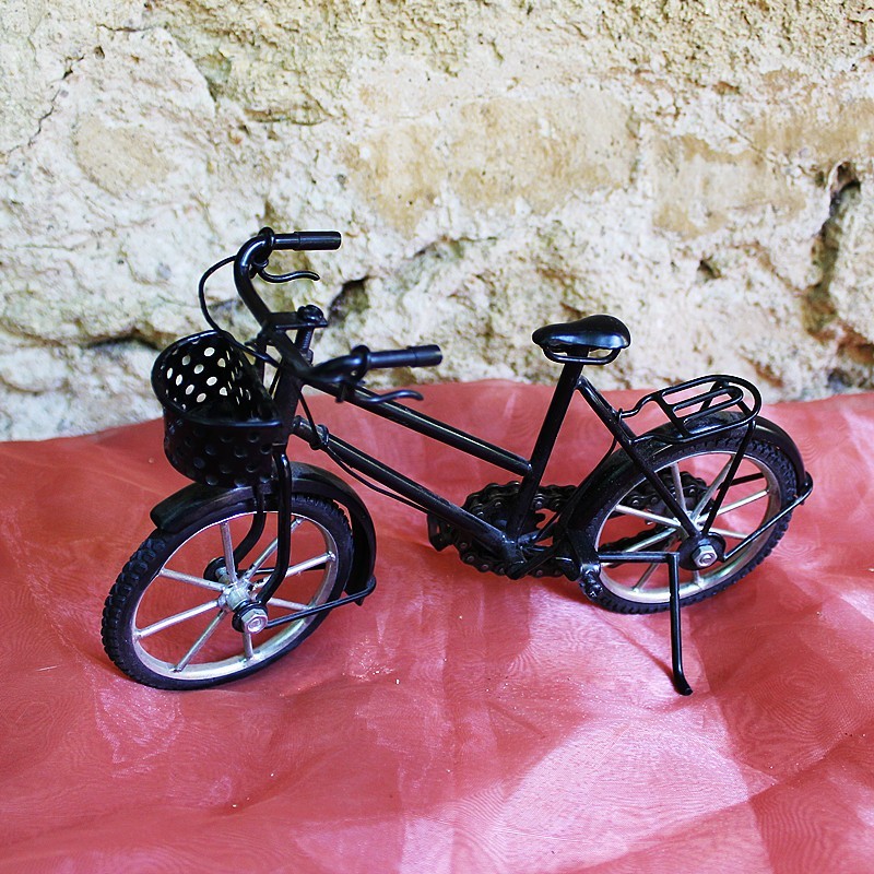 Vélo avec panier miniature