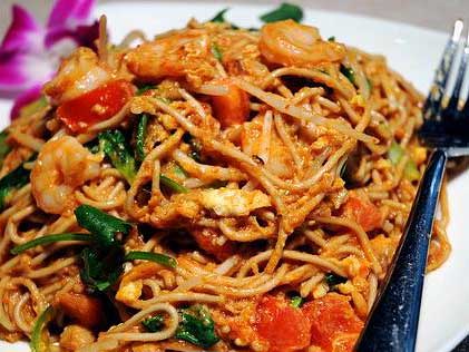 NOUILLE SAUTÉE AU POULET À L'INDIENNE