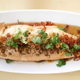 SAUMON POCHÉ ENTIER STYLE THAI