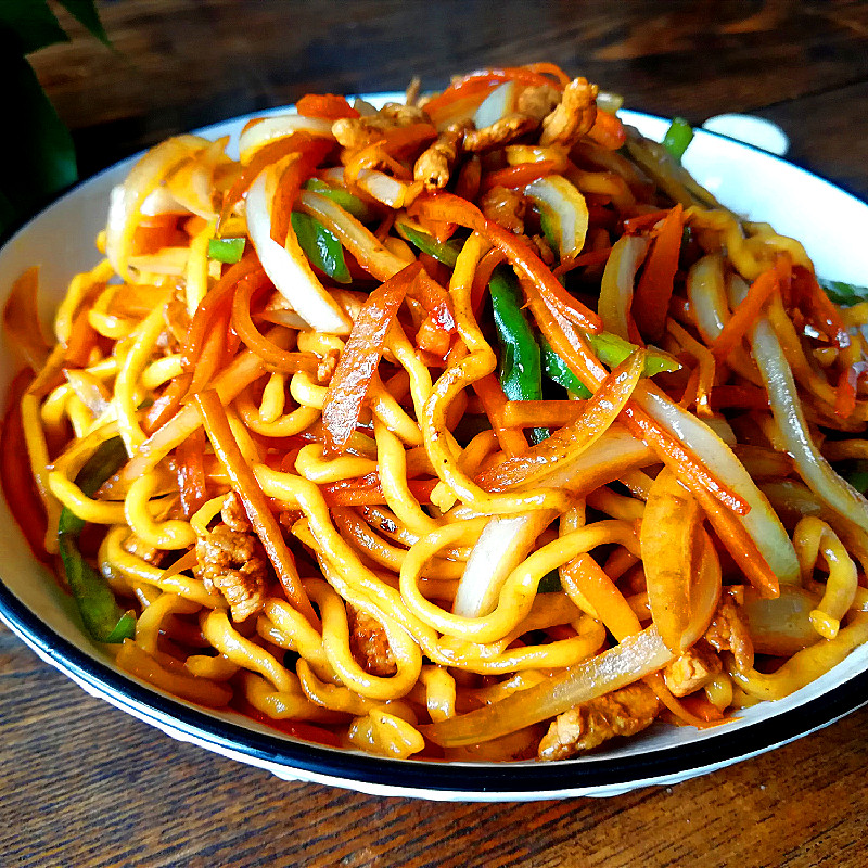 Nouilles chinoises sauté aux légumes et porc