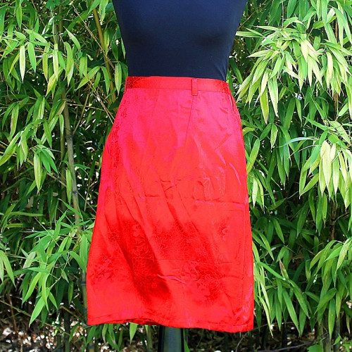 Jupe satinée rouge avec motifs asiatiques